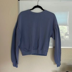 Women’s cropped sweatshirt with pleated sleeves.